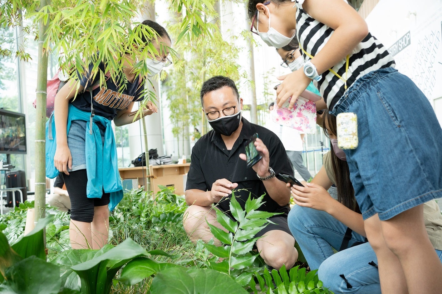 撮影のコツを子どもたちに丁寧に教えるまるや氏