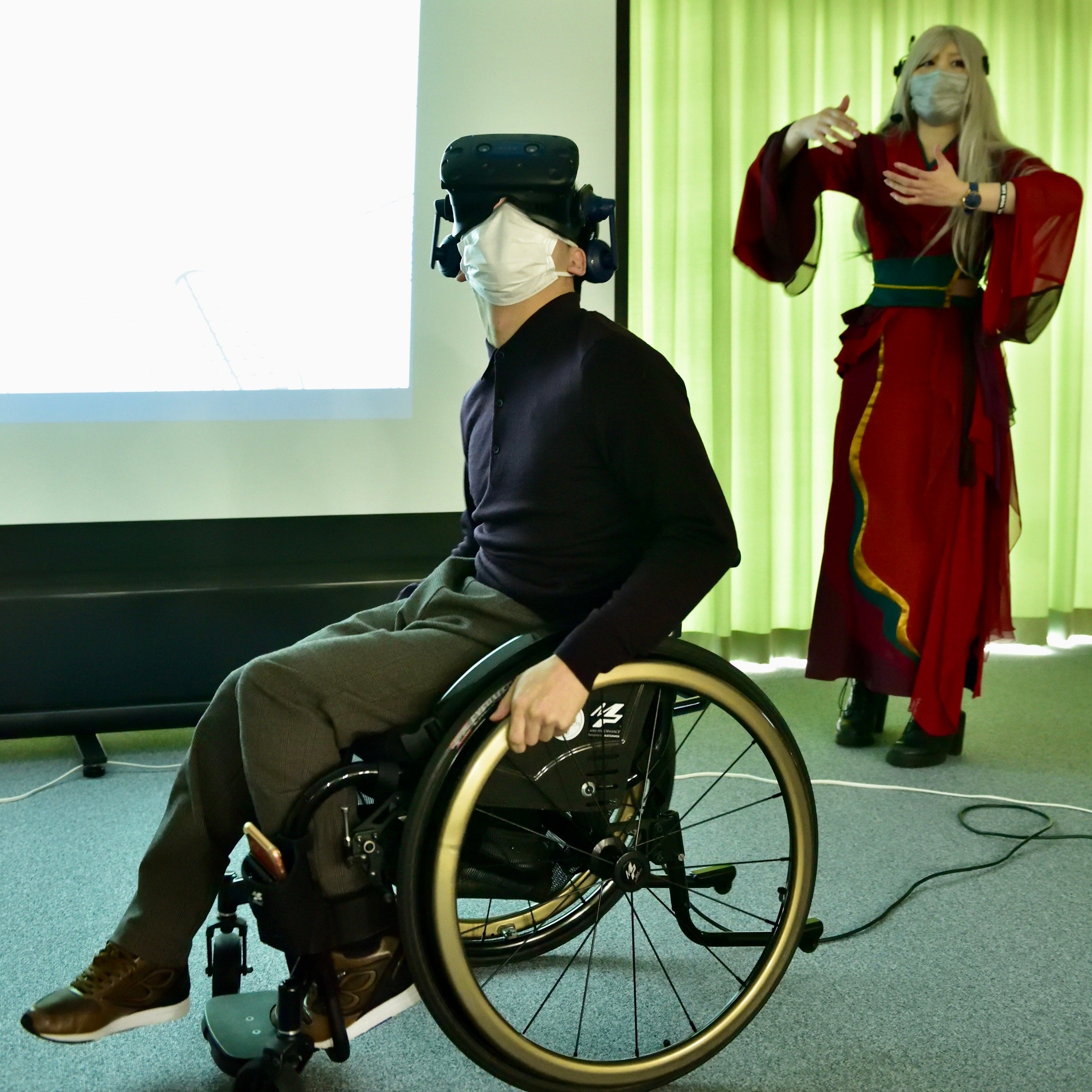 施設利用者がVRアートプログラムを体験する様子