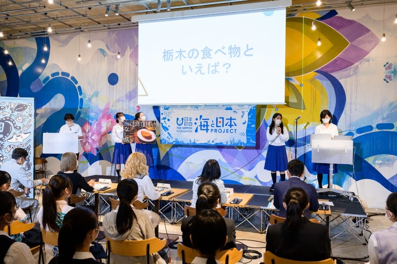 各14チームによるプレゼンで会場は熱気に包まれた