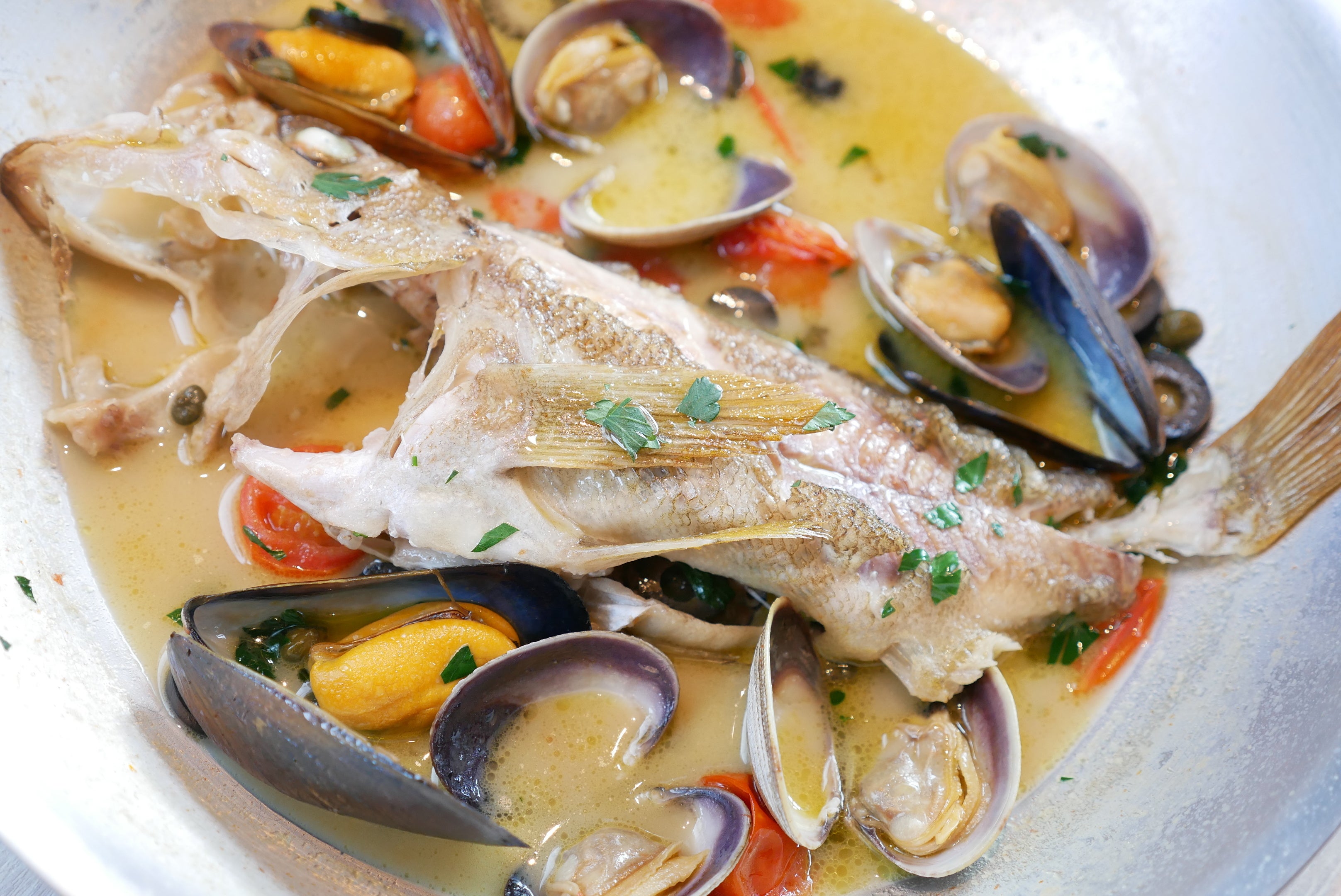 函館直送魚介のアクアパッツァ 2,150円（税込）