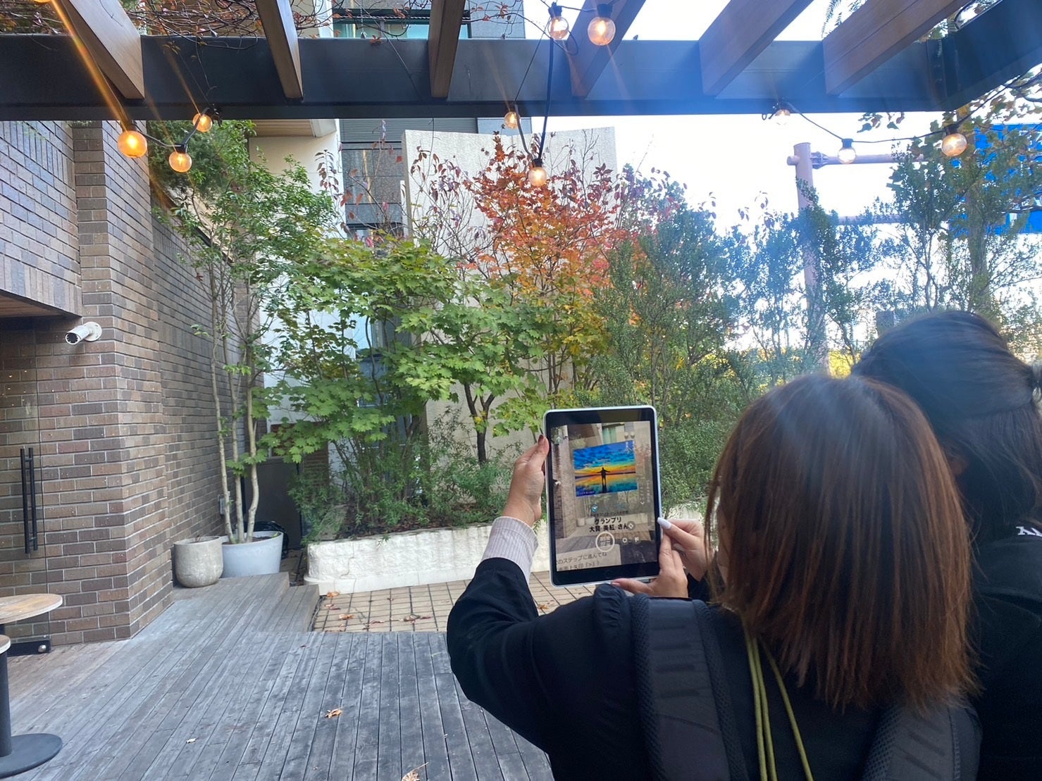 AR展示された作品を鑑賞する受賞者たち