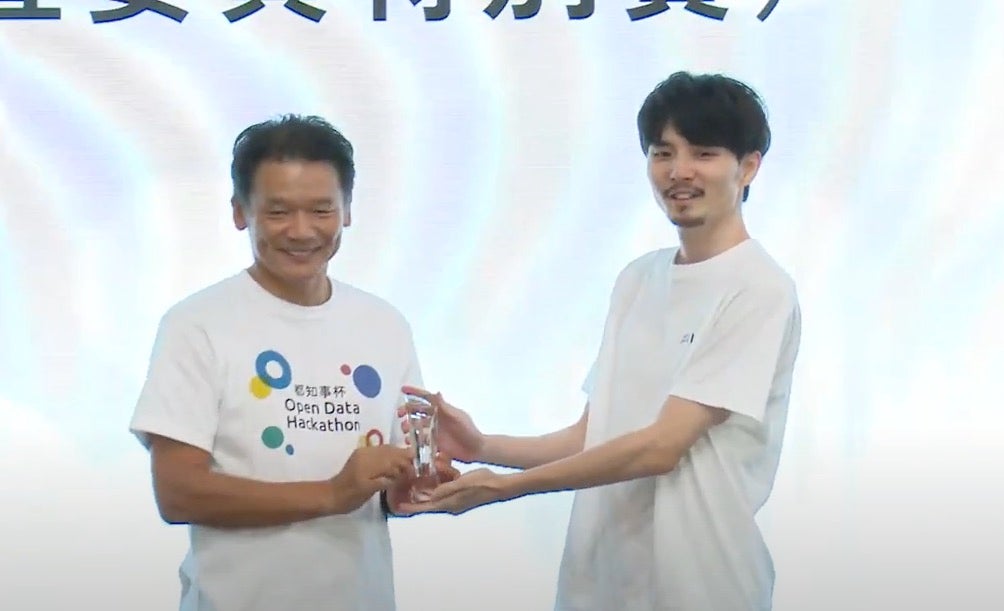 授賞式にて「エクセル見比べ隊」こと川野翔太郎氏