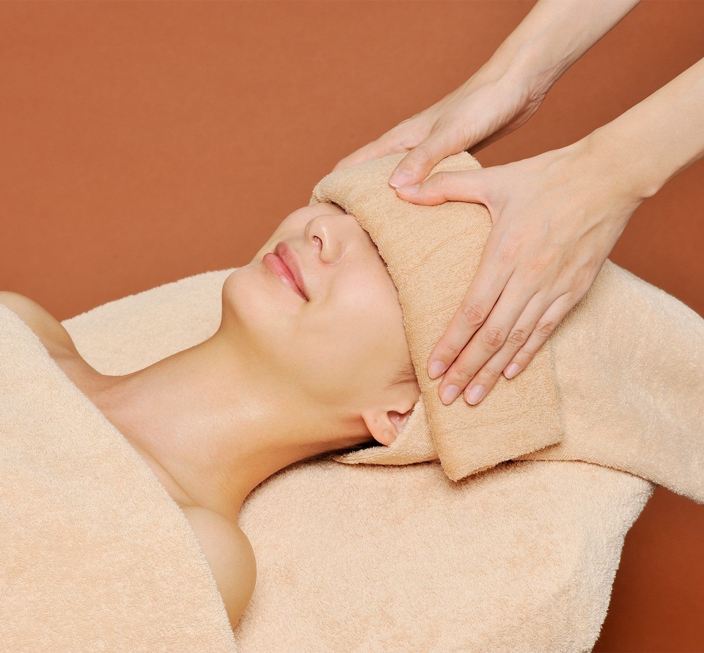 イービーエムは美と健康をサポートする企業として、アイケア商品、施術の開発を行っています。