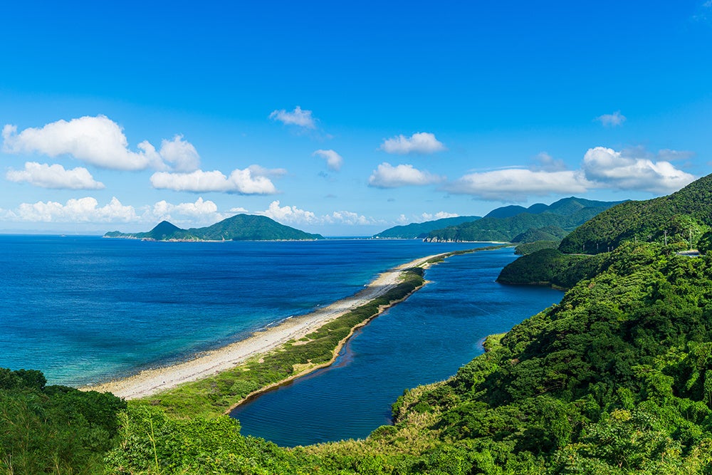 自然豊かな鹿児島県甑島の光合成細菌を使用。イービーエムのスキンケアスタジオでも排水の浄化に使用しています。