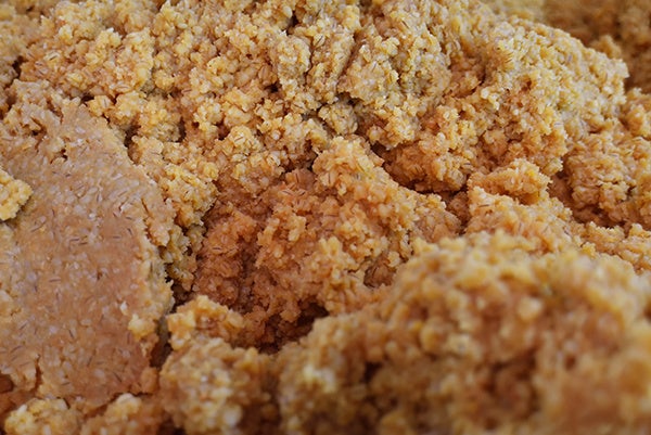 国産の米、大豆、麦、食塩のみで仕込んだ、風味豊かな味噌。