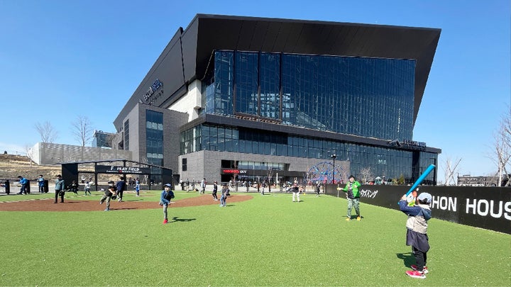 夏休み特別体験!北海道日本ハムファイターズ新球場で「きつねダンス」滝谷美夢さんトークショー!F VILLAGEヨガ&リトリート2024年7月6日開催 夏休み特別体験!北海道日本ハムファイターズ新球場で「きつねダンス」滝谷美夢さんトークショー!F VILLAGEヨガ&リトリート2024年7月6日開催