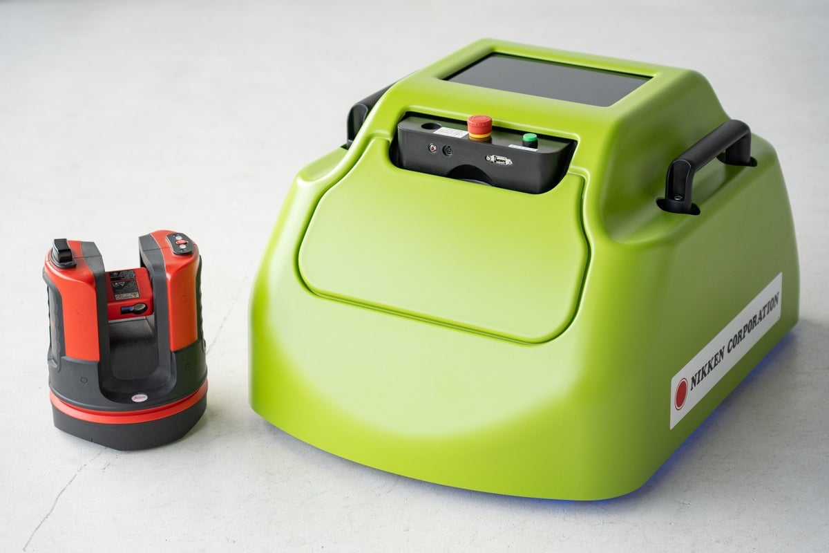 測量機(左)と墨出しロボット(右)
