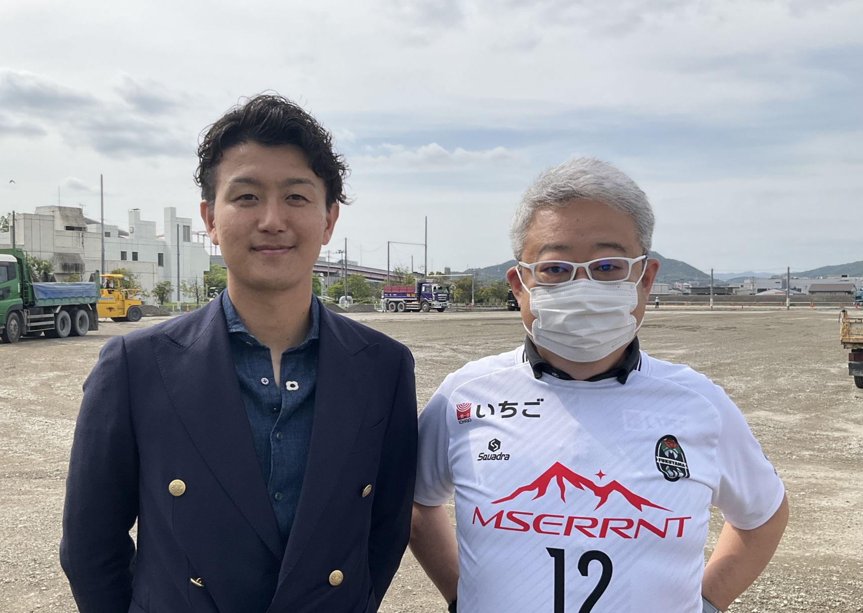 建設中のサッカーグラウンド　左：福山シティFC代表　岡本 佳大　様　右：いちご㈱ 執⾏役副社⻑兼 COO ⽯原 実