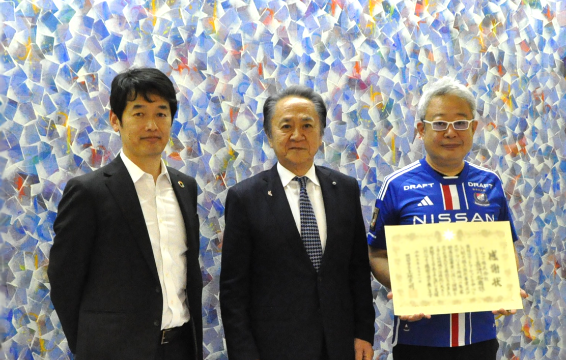 左：一般社団法人F・マリノススポーツクラブ 宮本 功 代表理事 　中央：横須賀市 上地 克明 市長　 右：いちご㈱ 執行役副社長兼COO 石原 実