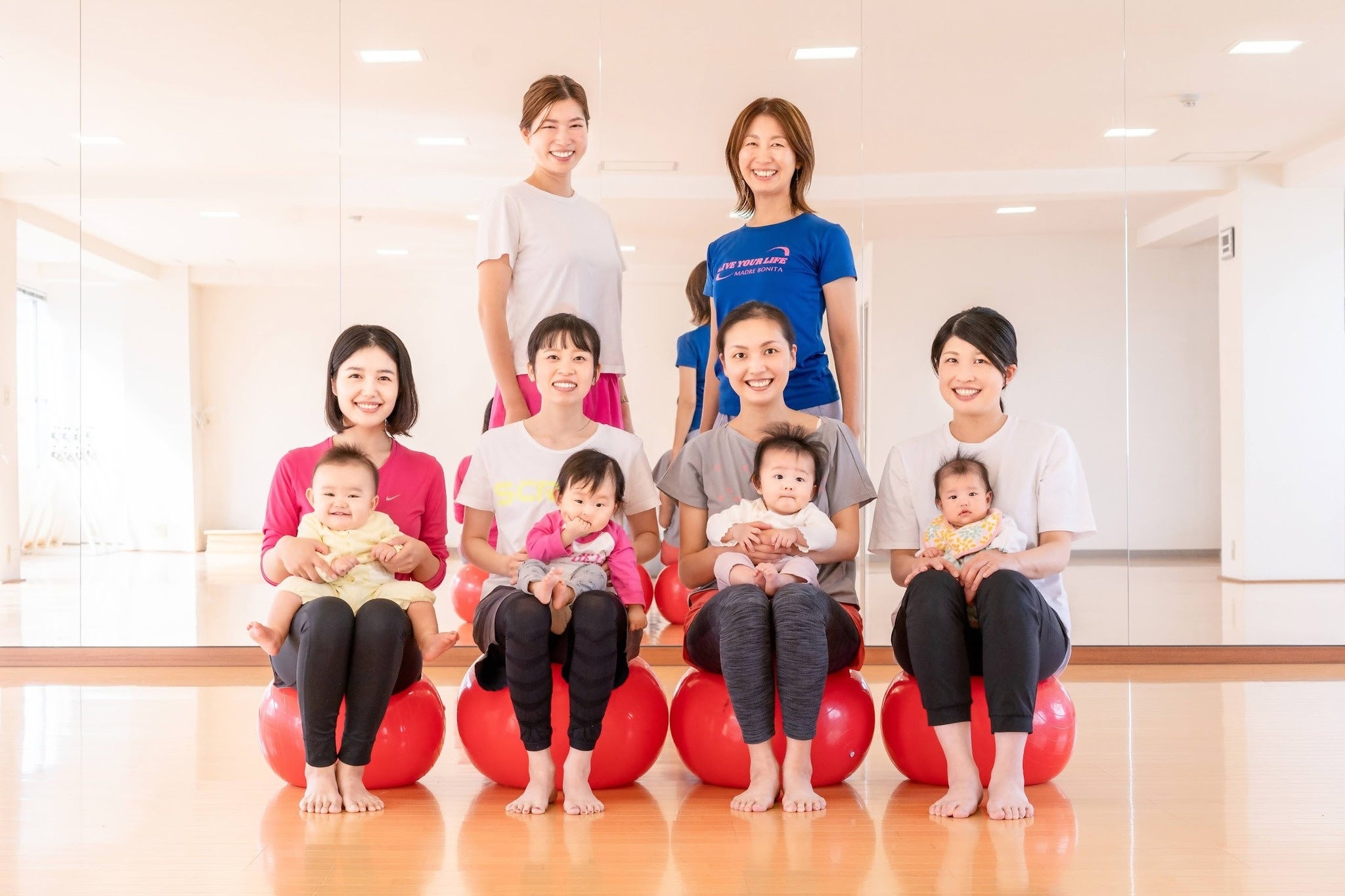 1ヶ月の産後ケアプログラムを終えた母たちとの卒業写真