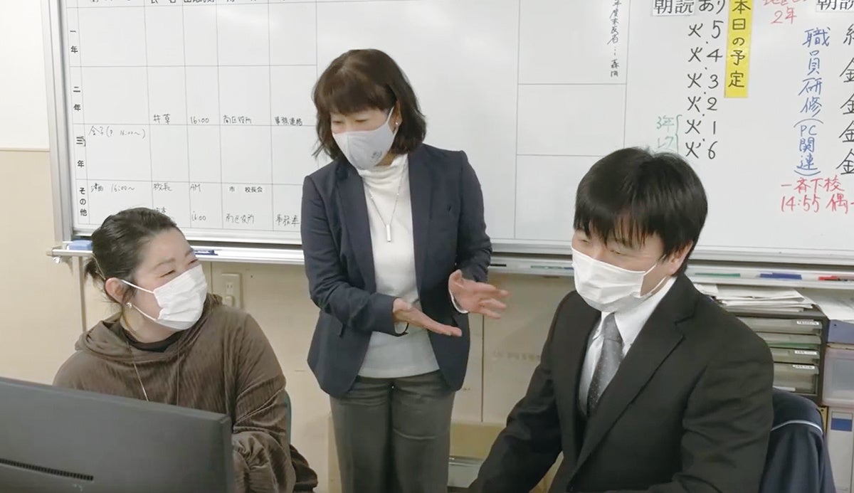 『COCOO』を導入する寺尾中学校（横浜市）でヒアリングする黒田氏（写真中央）