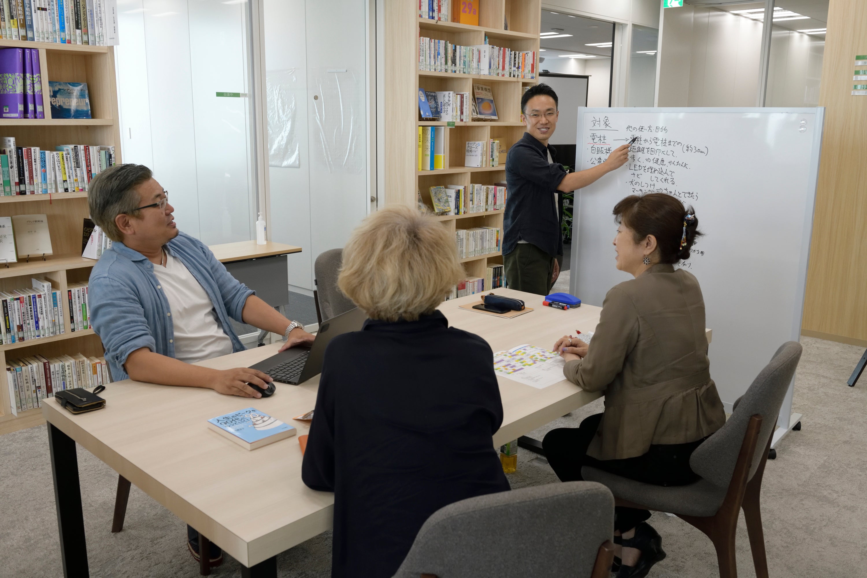 多様な業種業界から集まる社会人院生 （名古屋校ディスカッション風景）