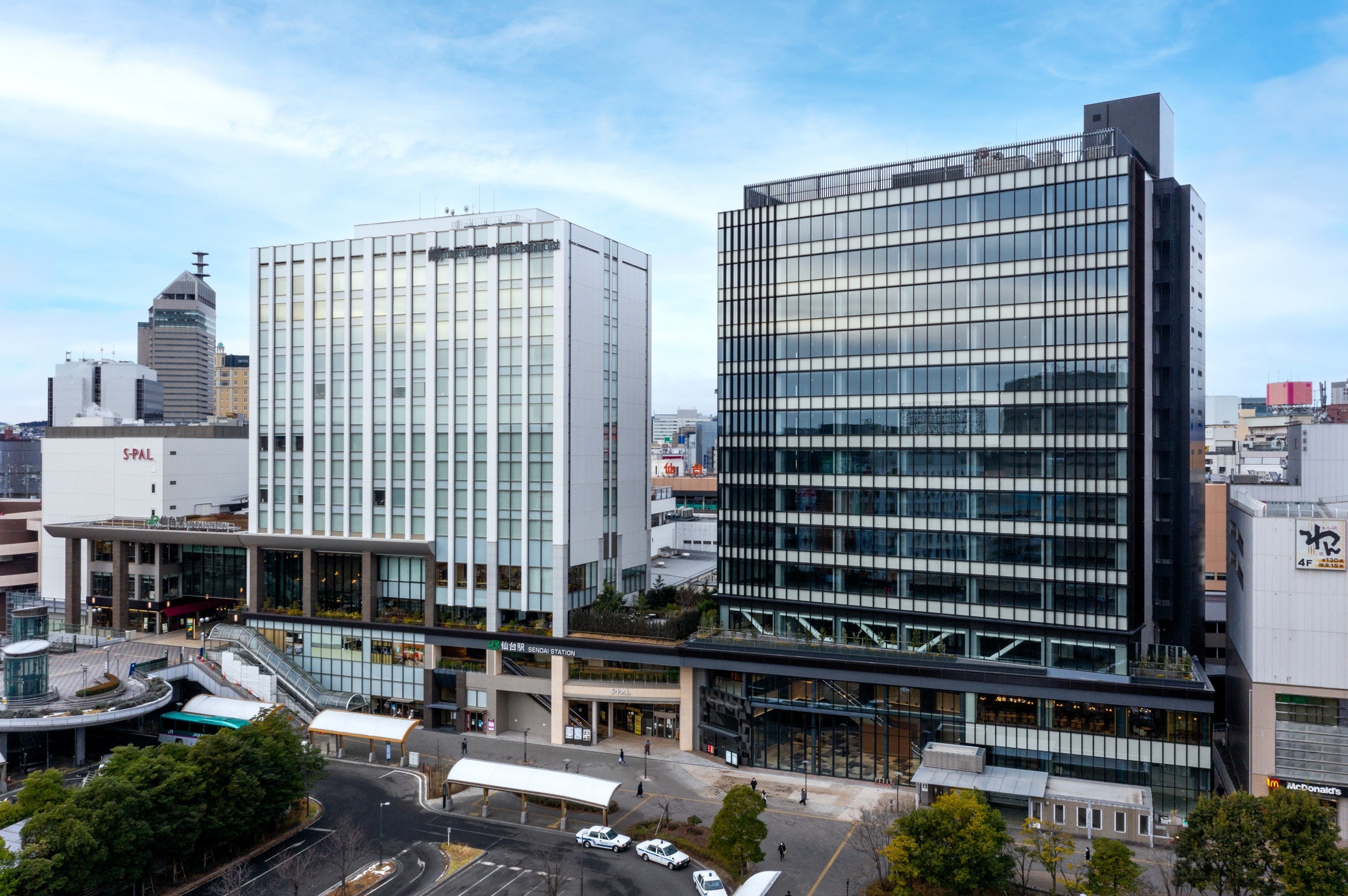 仙台校はJR仙台イーストゲートビル（仙台駅直結）内