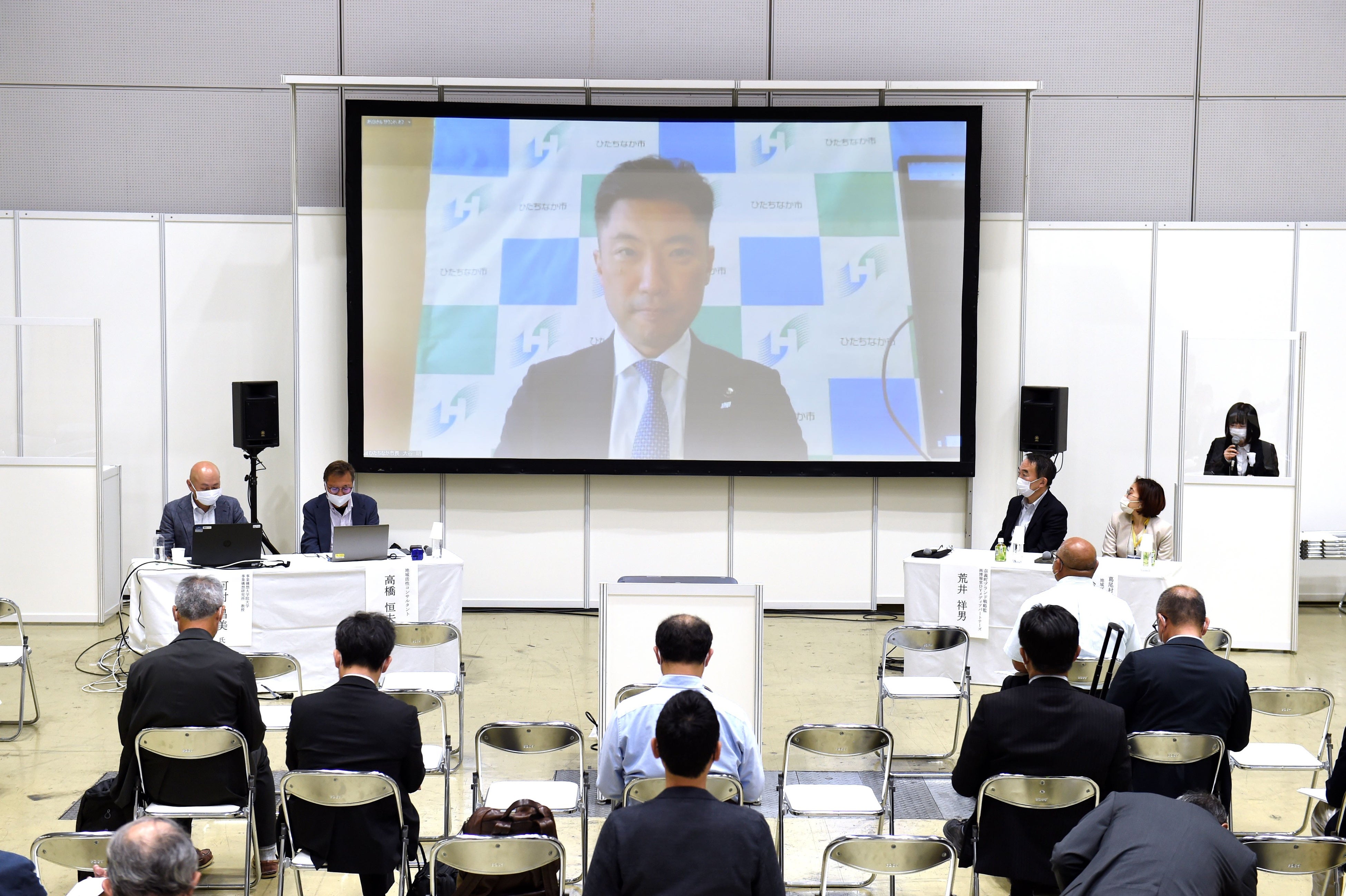 自治体総合フェア2022セッションの様子（市長、修了生登壇）