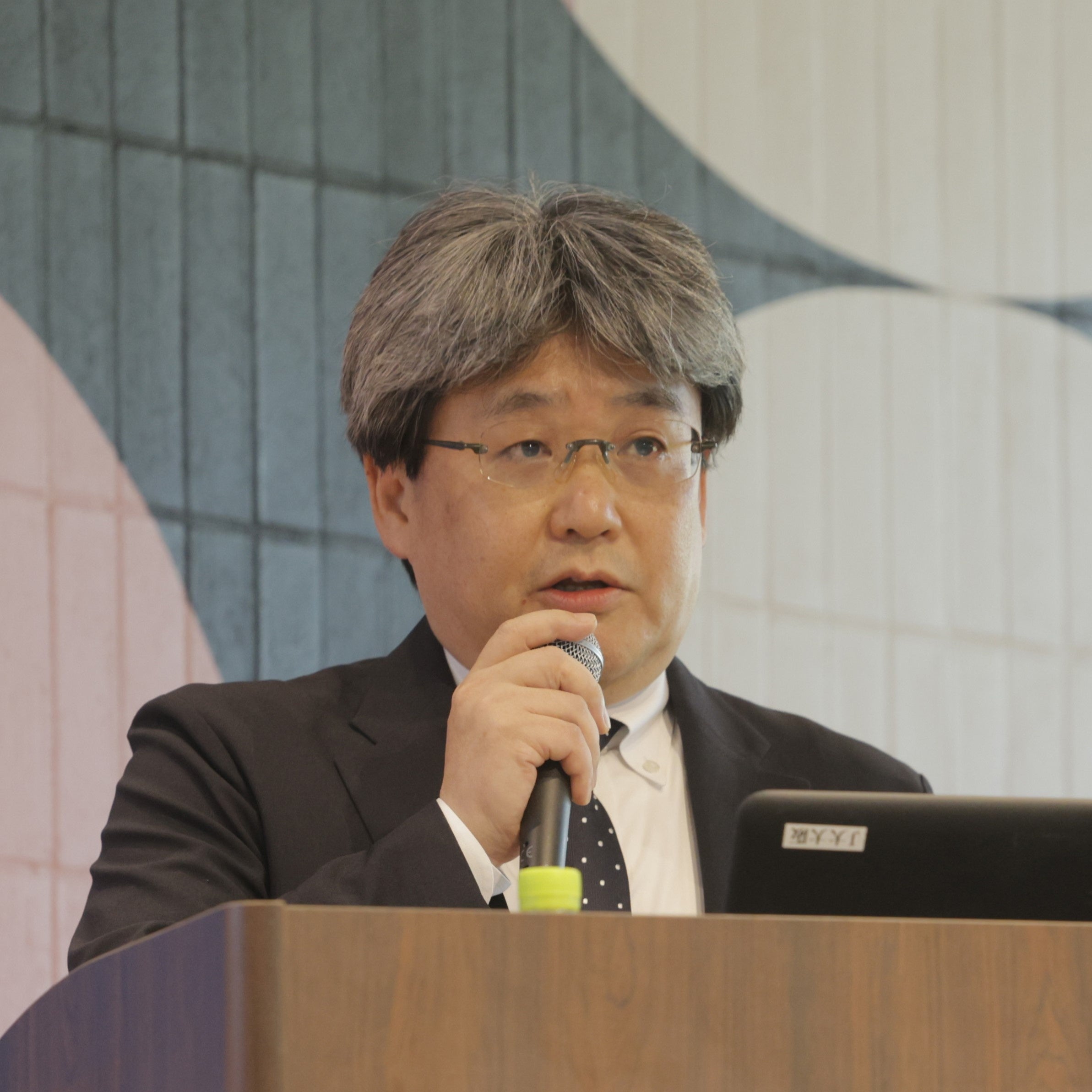 NTT社会情報研究所 所長 鈴木勝彦