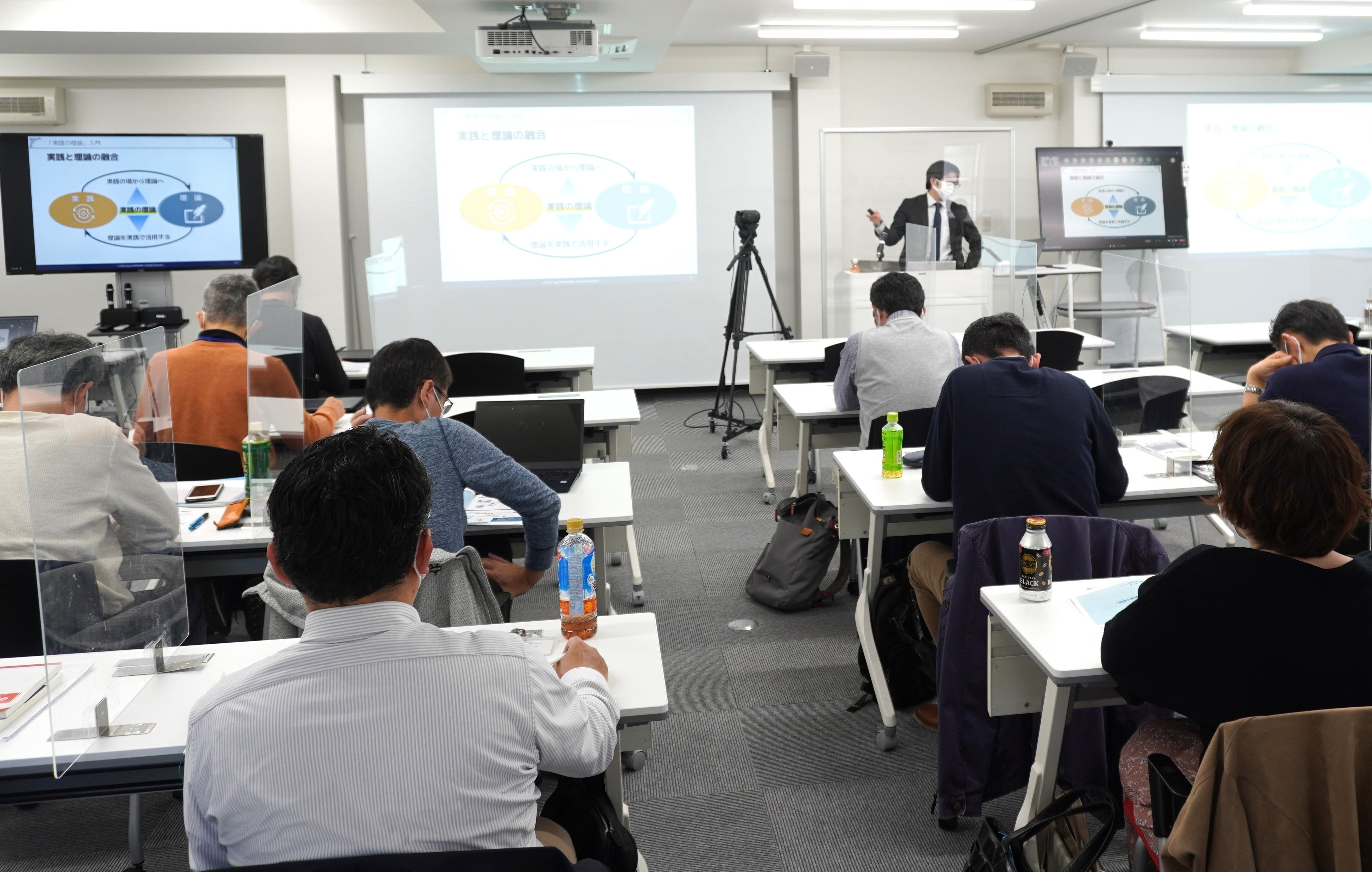 オンライン、対面のハイブリット対応。 全ての授業がオンラインにて受講可能です。