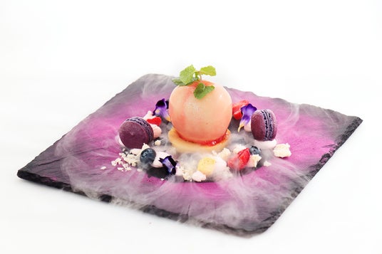 果実が主役の、美しい初夏のデセール。銀座三越のカフェ「ボンボヌール」新メニュースタート 果実が主役の、美しい初夏のデセール。銀座三越のカフェ「ボンボヌール」新メニュースタート