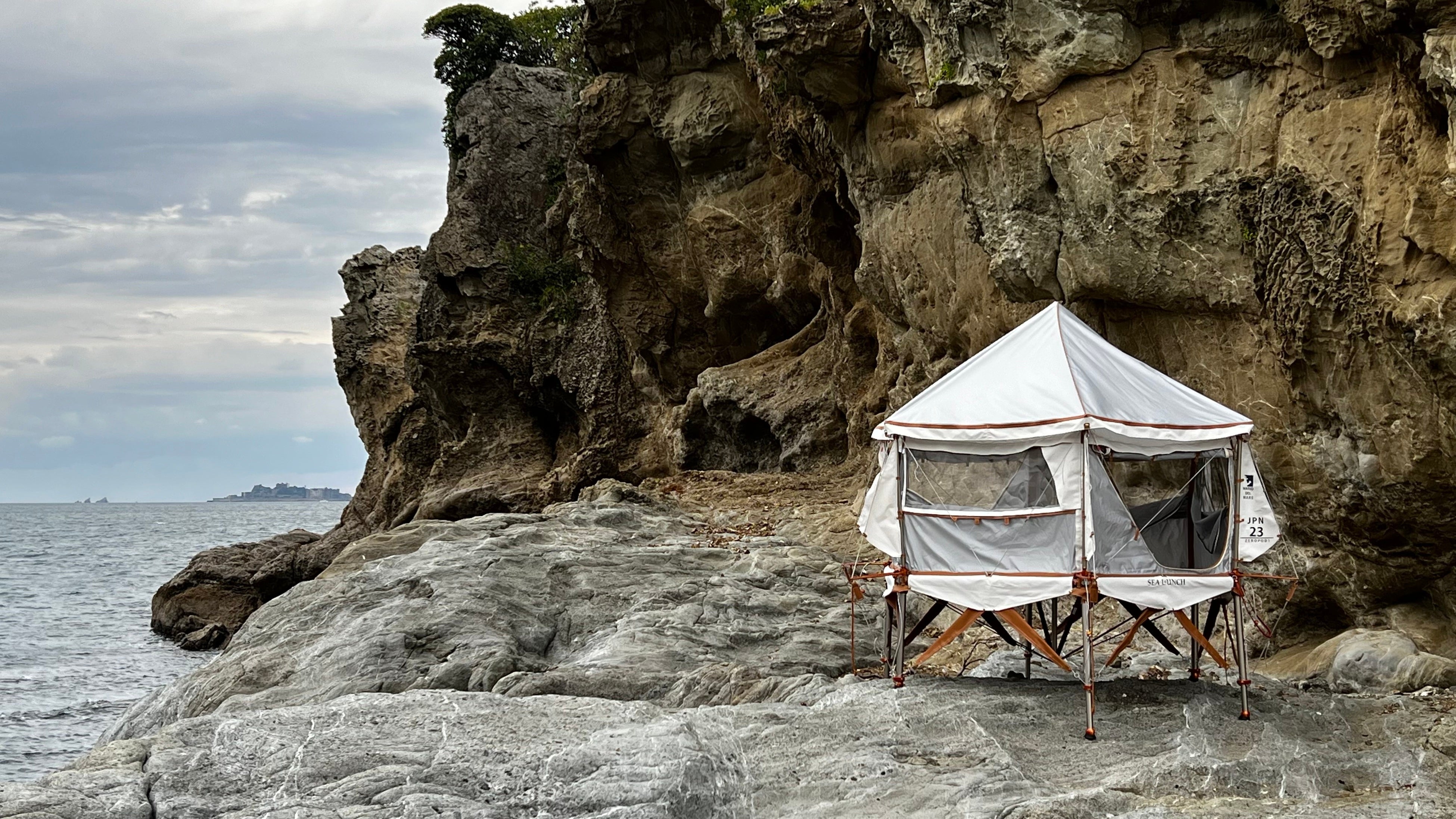 岩場でリビング