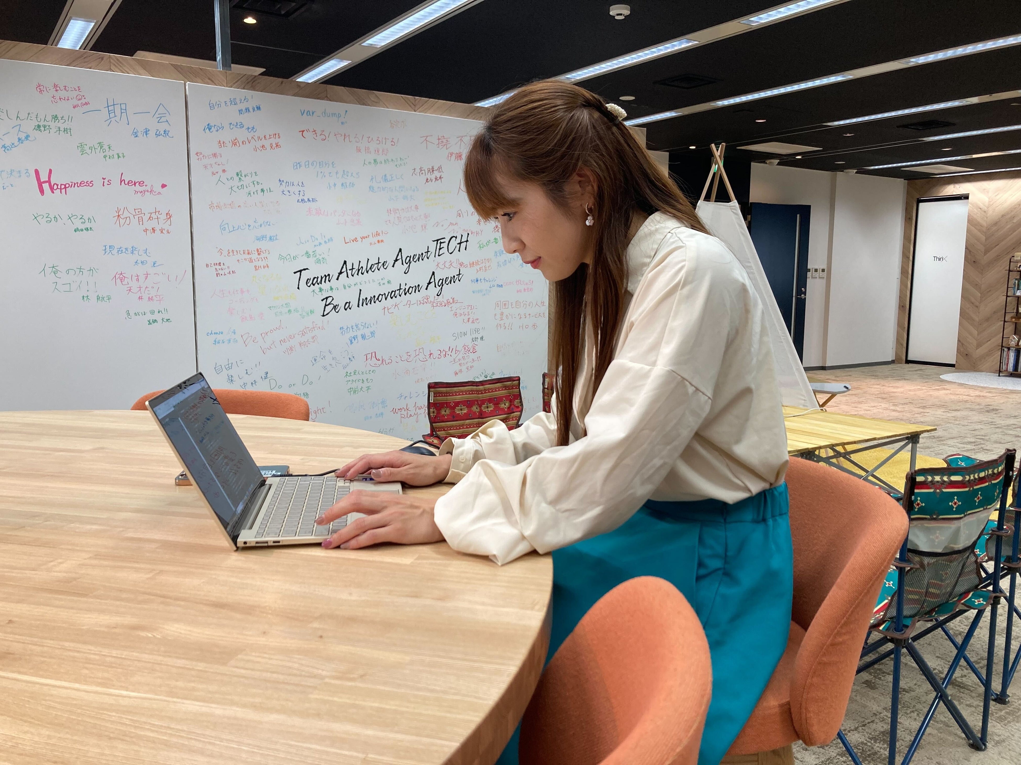 プログラミング勉強中の才木玲佳さん