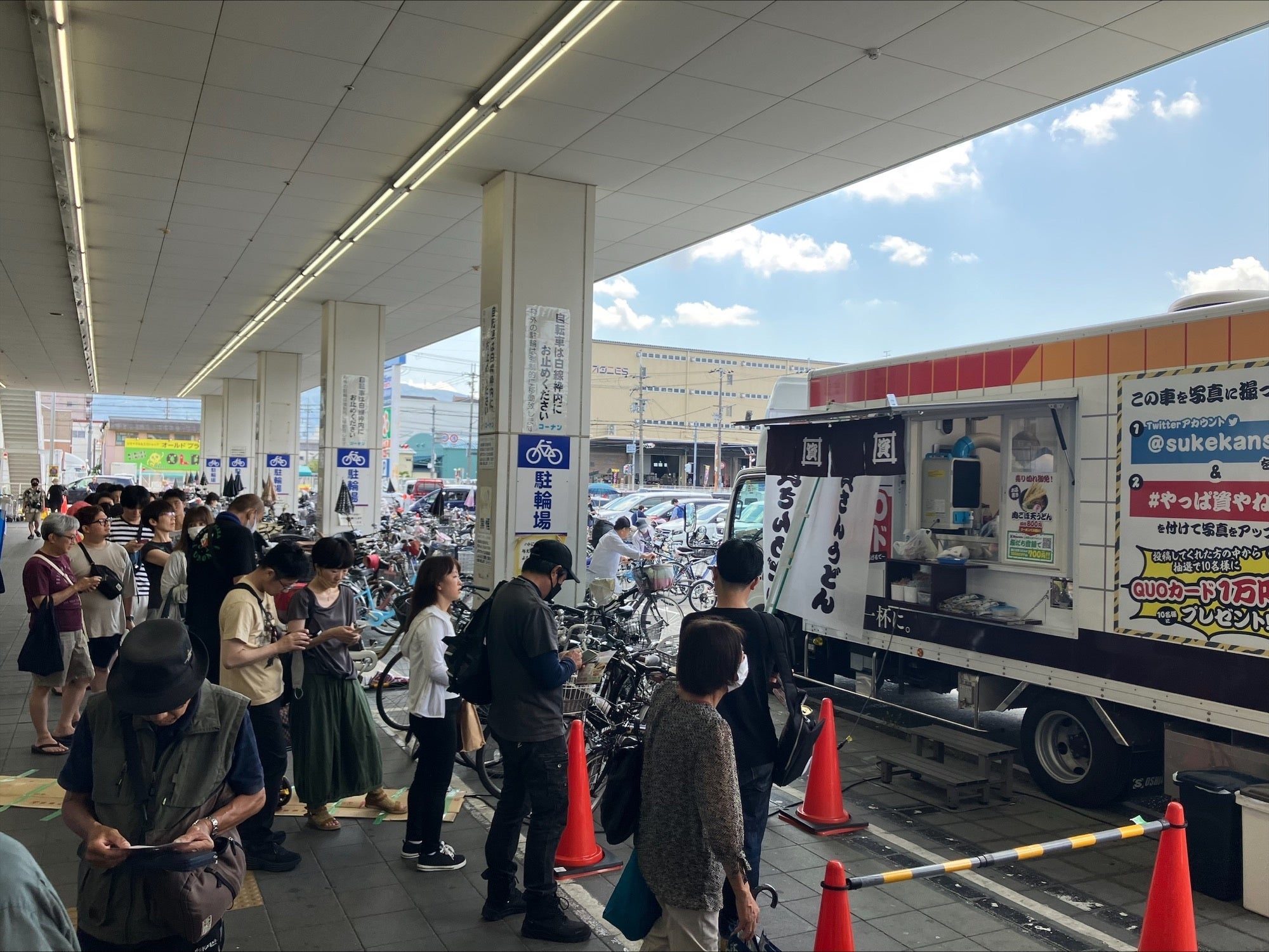 7月：大阪府内のショッピングセンターの駐車場での販売の様子