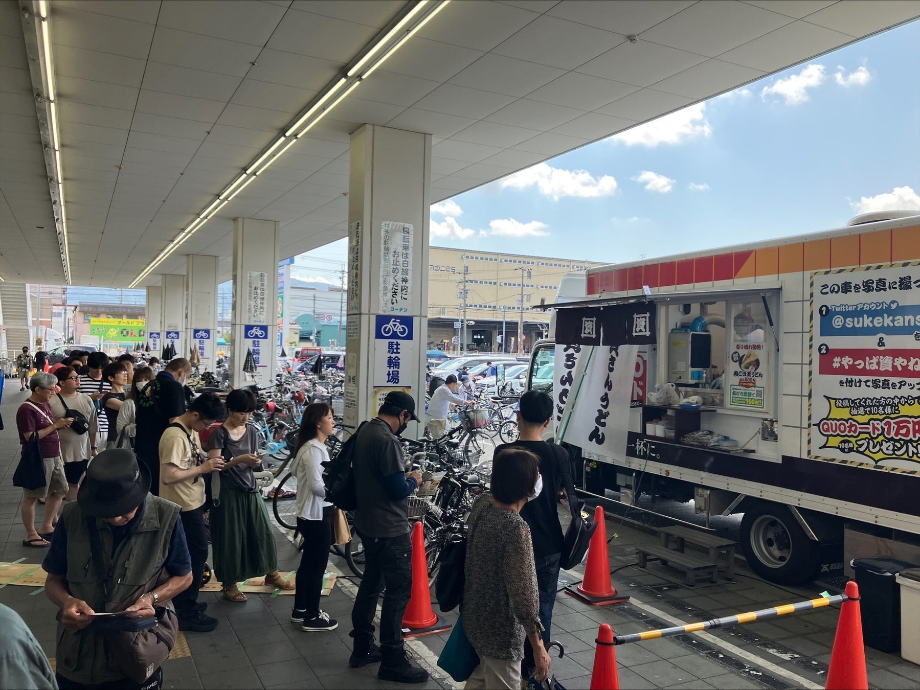 7月:大阪府内のショッピングセンターの駐車場での販売の様子