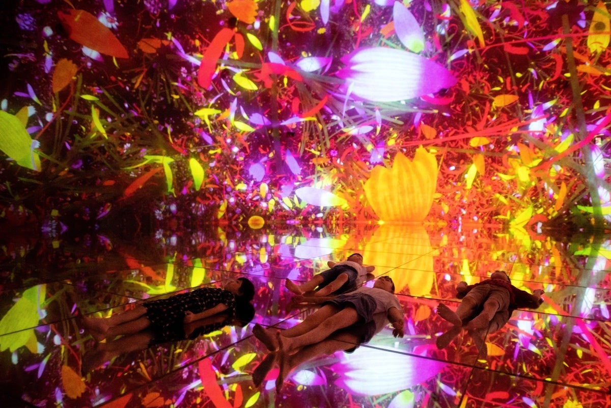 チームラボ《Floating in the Falling Universe of Flowers》©チームラボ