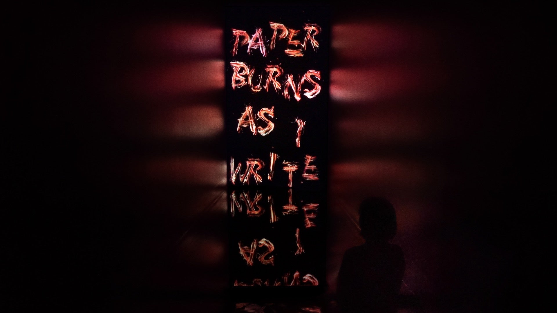 グライムスによって書き換えられた作品《Matter is Void - Fire》。文字は「Paper Burns As I Write」(意:私が書くにつれ紙は燃える)と書かれている。©チームラボ