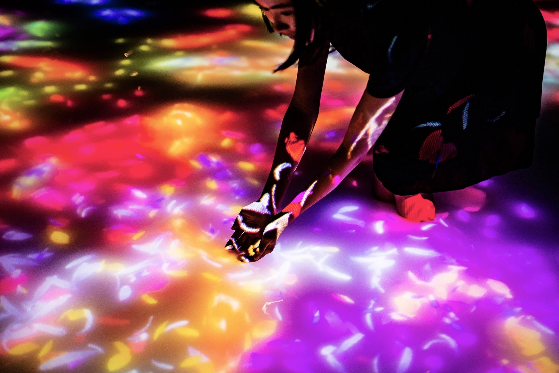   チームラボ《人と共に踊る鯉によって描かれる水面のドローイング》©チームラボ