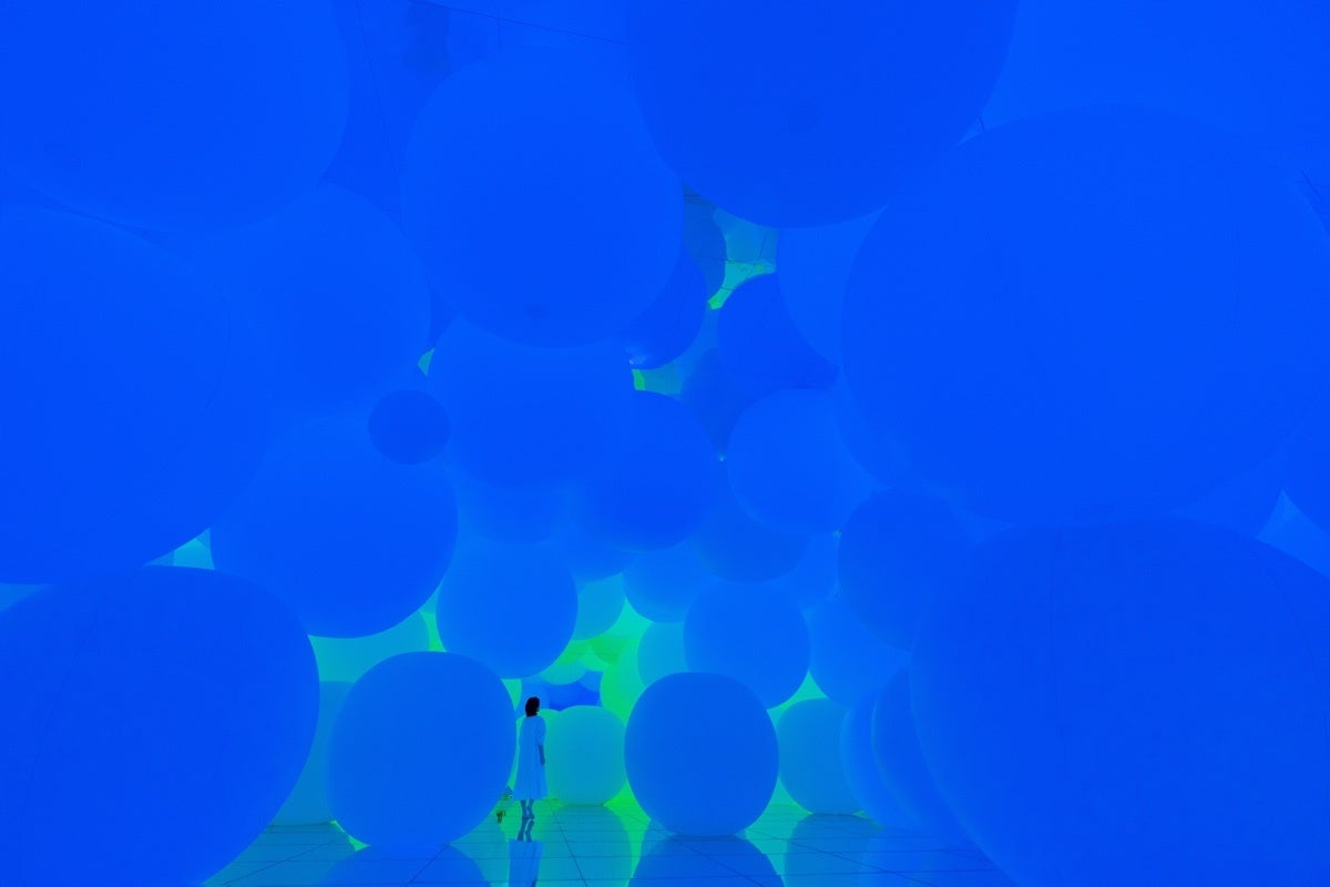 チームラボ《変容する空間、広がる立体的存在 - 平面化する3色と曖昧な9色》©チームラボ
