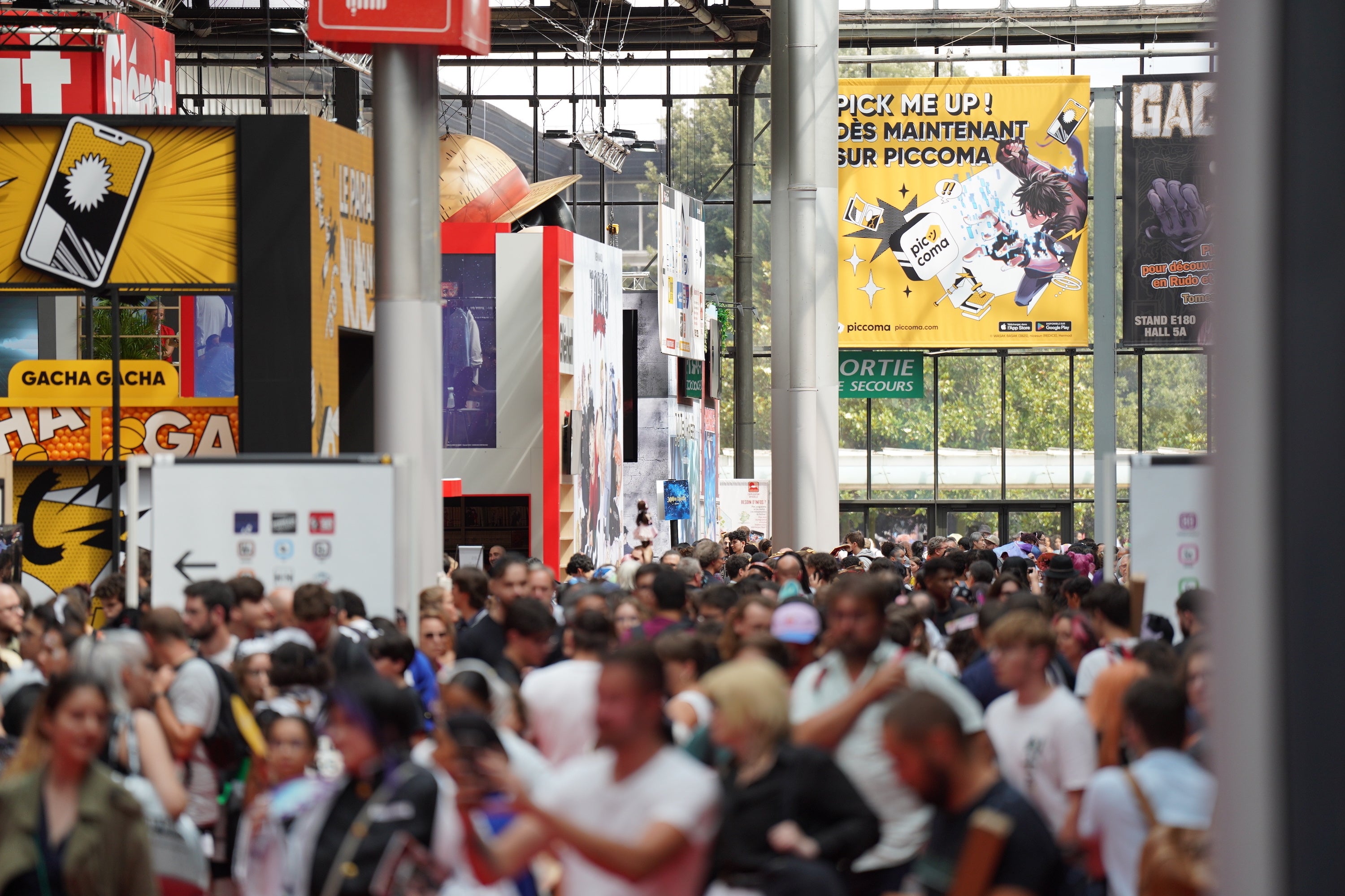 画像説明：「Japan Expo 2023」現場のピッコマブース及び会場広告