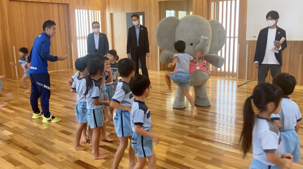 ※パオくんとハイタッチする子どもたち