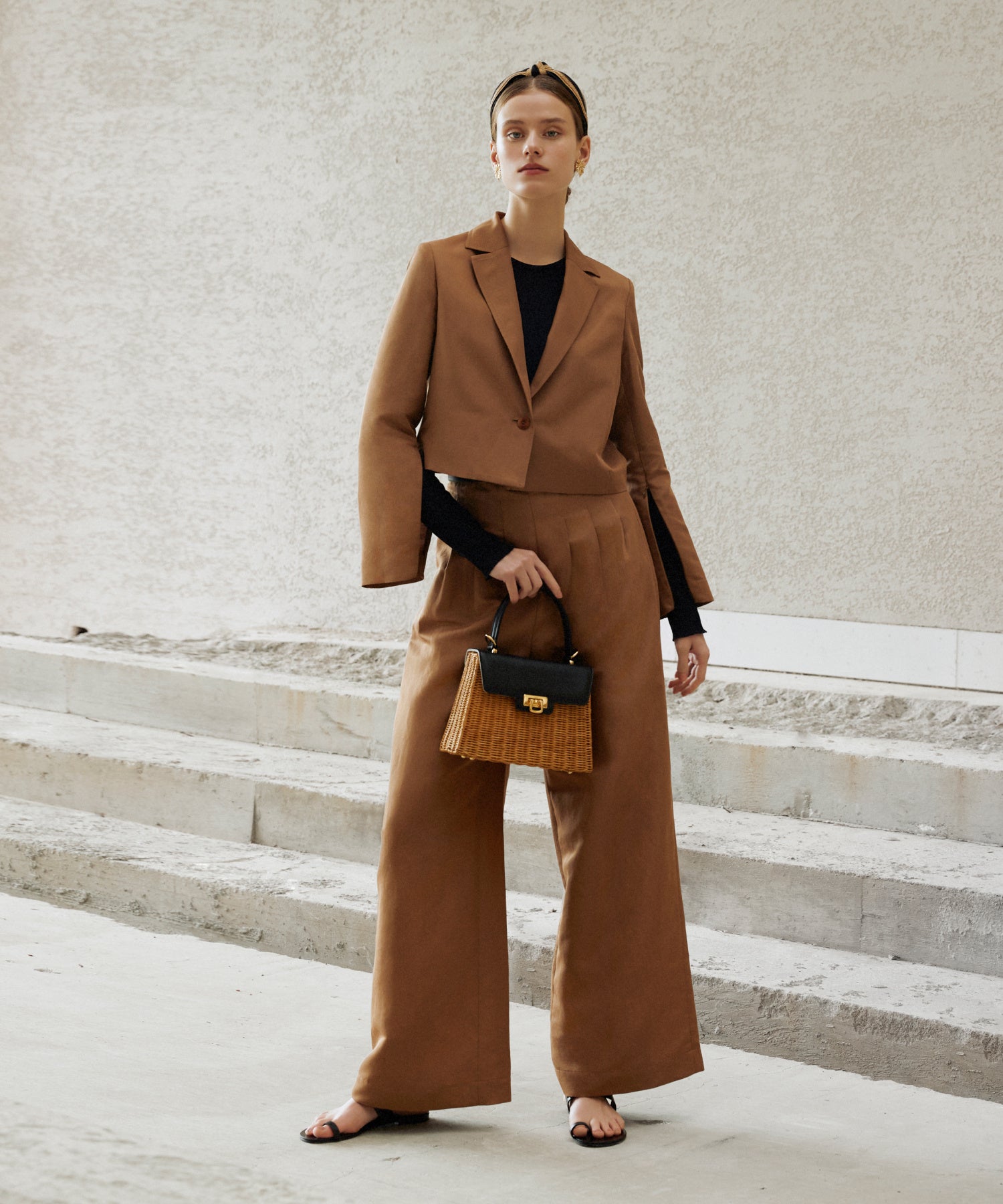 Jacket ￥37,400&nbsp; Pants ￥31,900&nbsp; Pullover ￥14,300