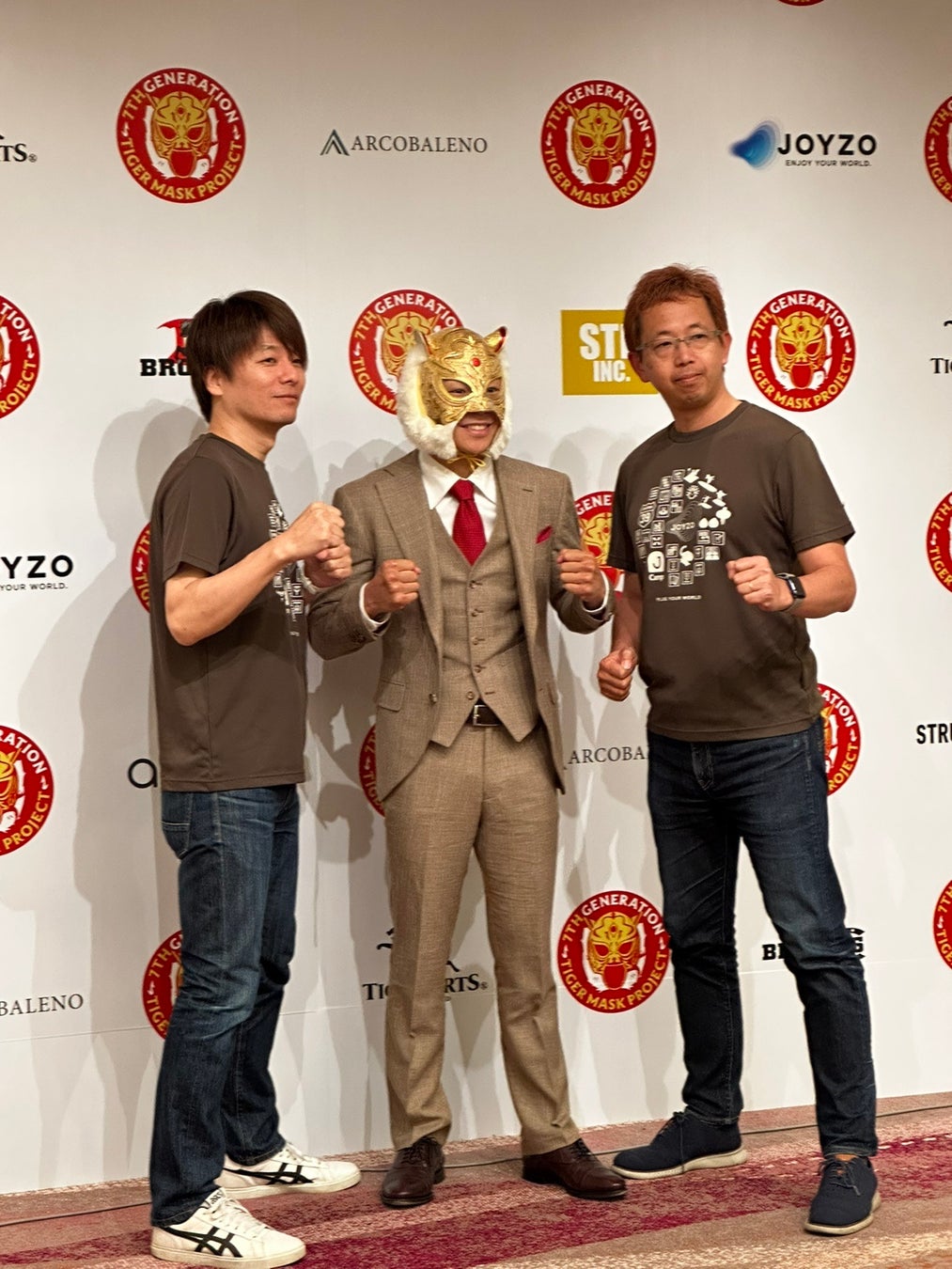 7代目タイガーマスクプロジェクト記者発表会における武尊氏(中央)とジョイゾー四宮靖隆(右)