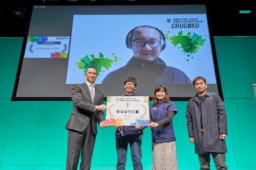 受賞の様子（写真左 室伏広治スポーツ庁長官） ※撮影時のみマスクを外しています。