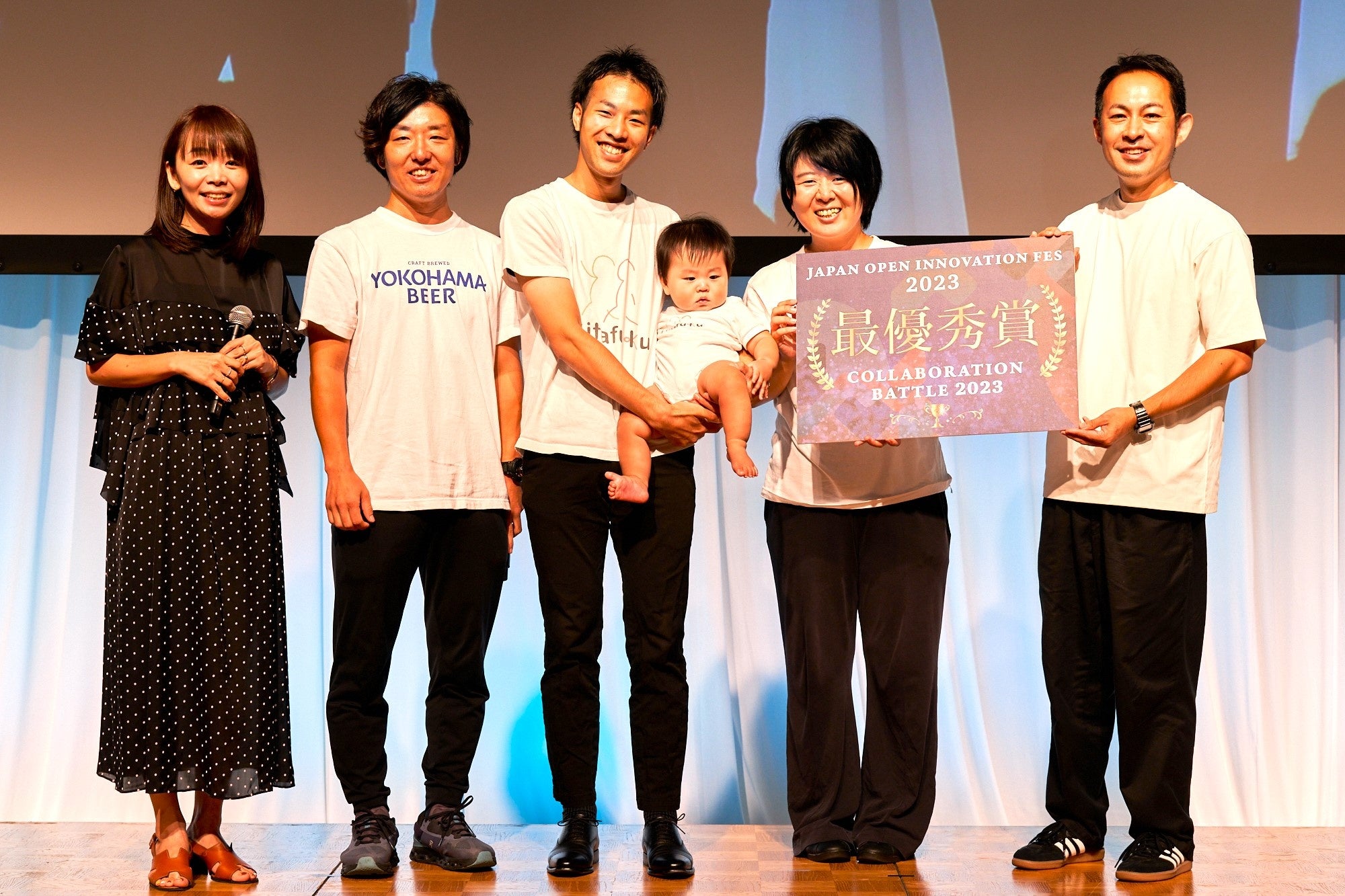 「JOIF COLLABORATION BATTLE 2023」で最優秀賞を受賞した「株式会社横浜ビール × 株式会社良品計画 横浜事業部 × 株式会社kitafuku」（写真1枚目左 中村亜由子 株式会社eiicon代表取締役社長）