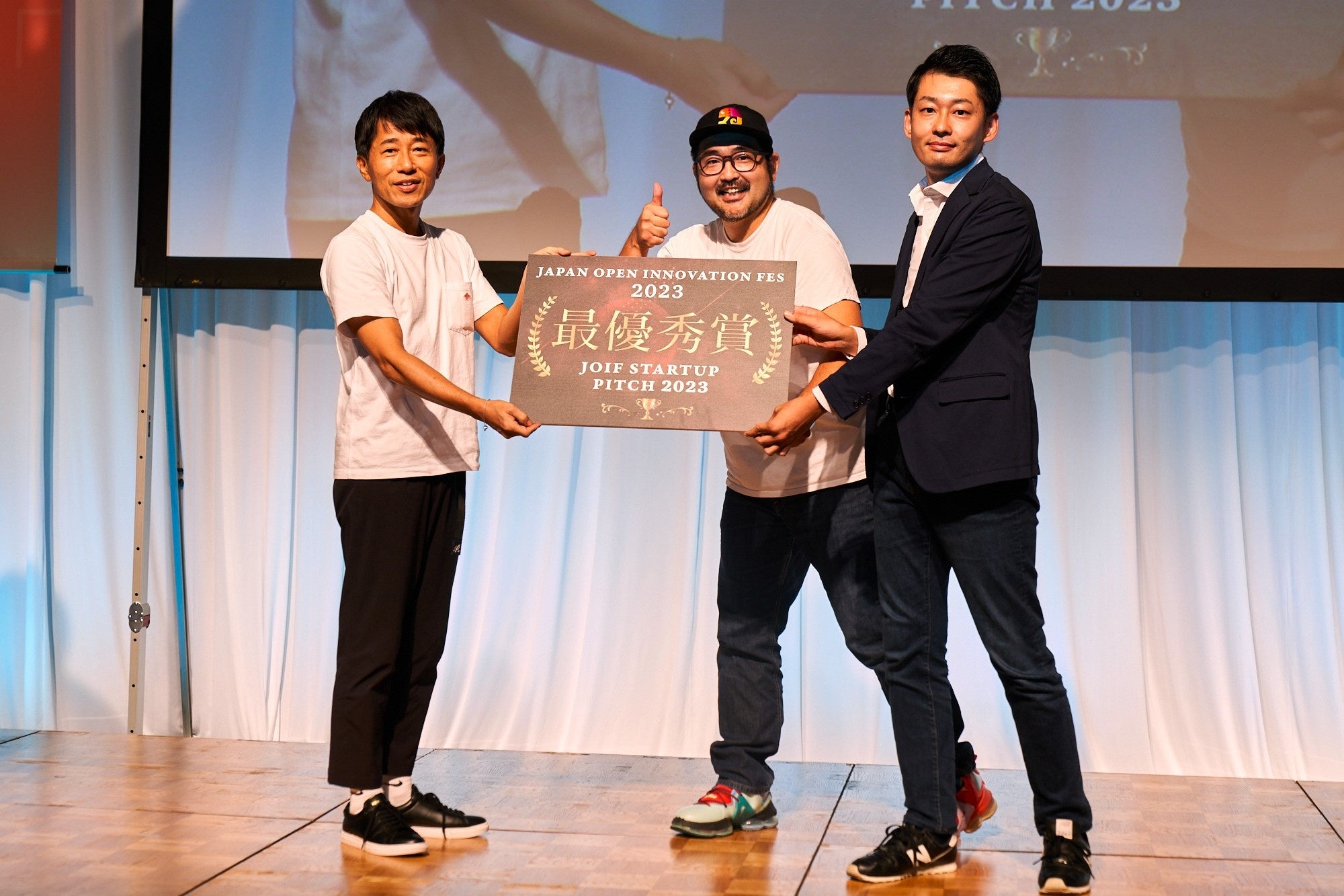 「JOIF STARTUP PITCH 2023」で最優秀賞を受賞した、 株式会社なんでもドラフト（写真 中央） 、インパクトサークル株式会社（同 右） （同 左 審査員を務めた新規事業家の守屋実氏）