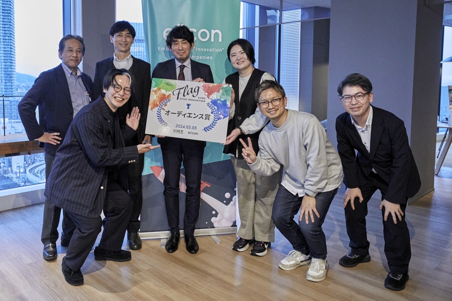 写真左手前から、日本電気株式会社 川田直毅氏、ラッキーベル株式会社 山田欽也氏・巽透氏・有吉譲治氏、神戸市 岸本花奈氏、日本電気株式会社 織戸英佑氏、ラッキーベル株式会社 林亜里氏