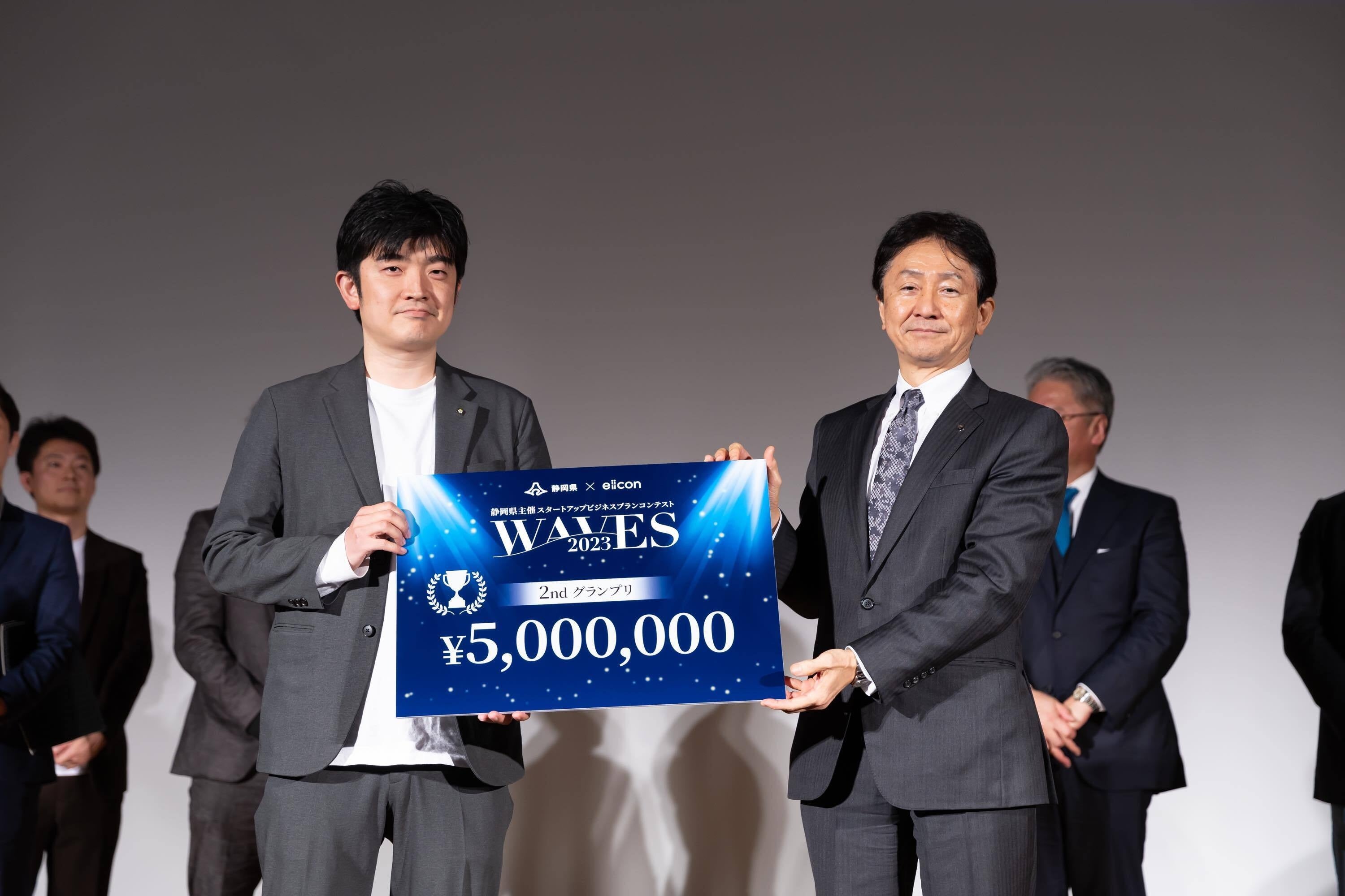 写真左から、株式会社トヨコー 取締役CFO 白井元氏、静岡県 副知事 森貴志