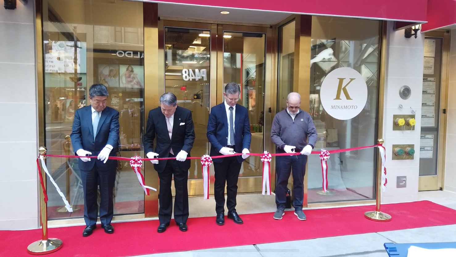 竣工テープカットの様子（現地時間2月27日）