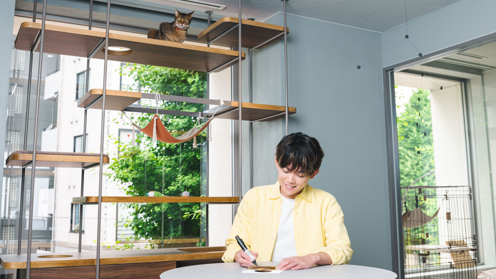 CCOが見守る中サインをする松丸さん