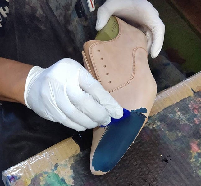靴をキャンバスに・・・靴に色付け体験