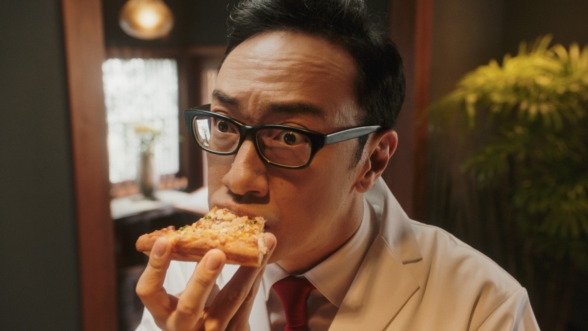 ピザーラ冬の新CM「カニのよくばりクォーター」に人気お笑いトリオ東京