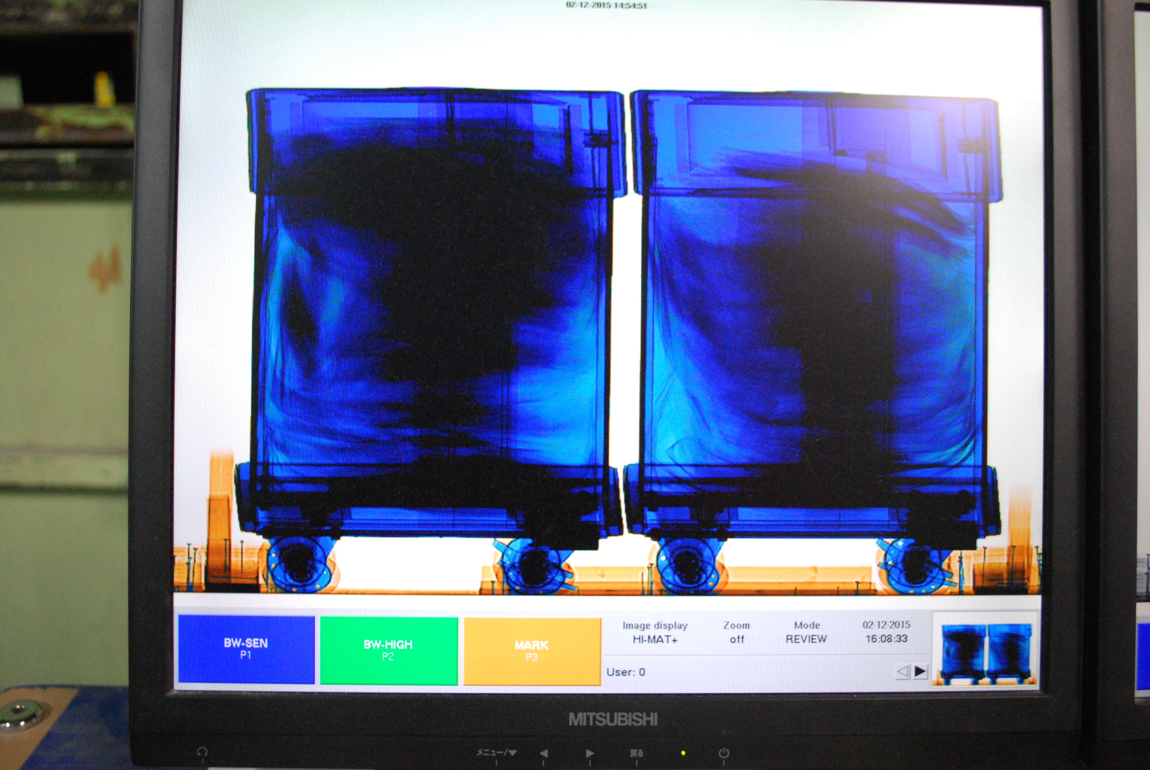 Ｘ線装置で異物の混入をチェック