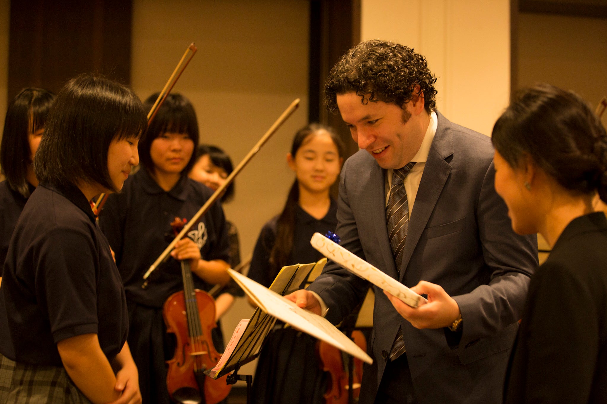 2014年ウィーンフィル来日公演後レセプションにてドゥダメル氏と佐藤花音©FESJ2014MarikoTagashira