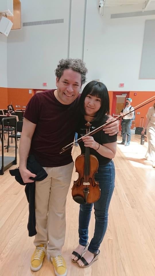 グスターボ・ドゥダメル氏と佐藤花音©FESJ2022