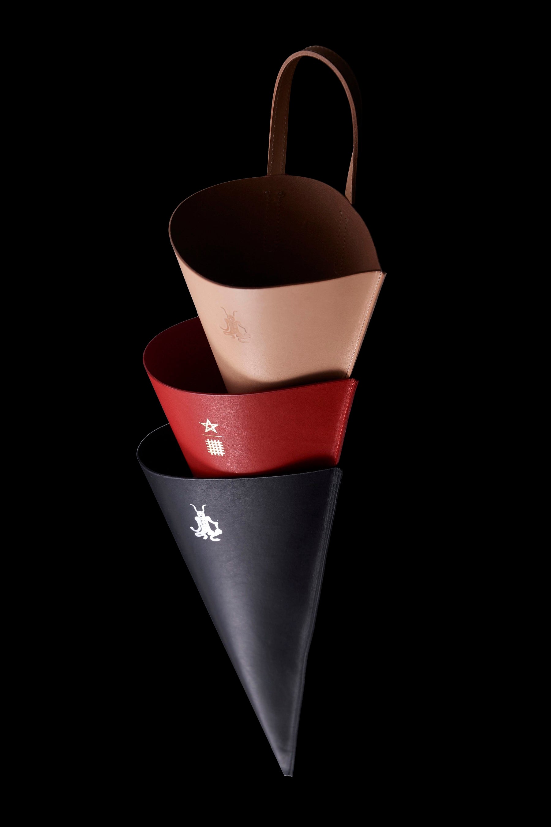 魔除けモチーフであるドーマンセーマン、角大師を刻印したコーヌコピア（幸せの魔法の角）