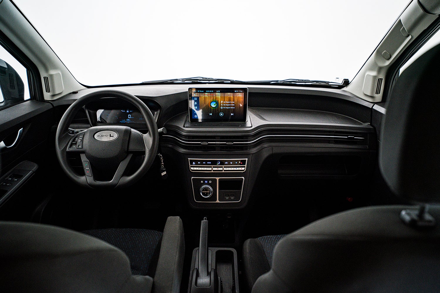 運転席：今後は右ハンドルのモデルも発売予定