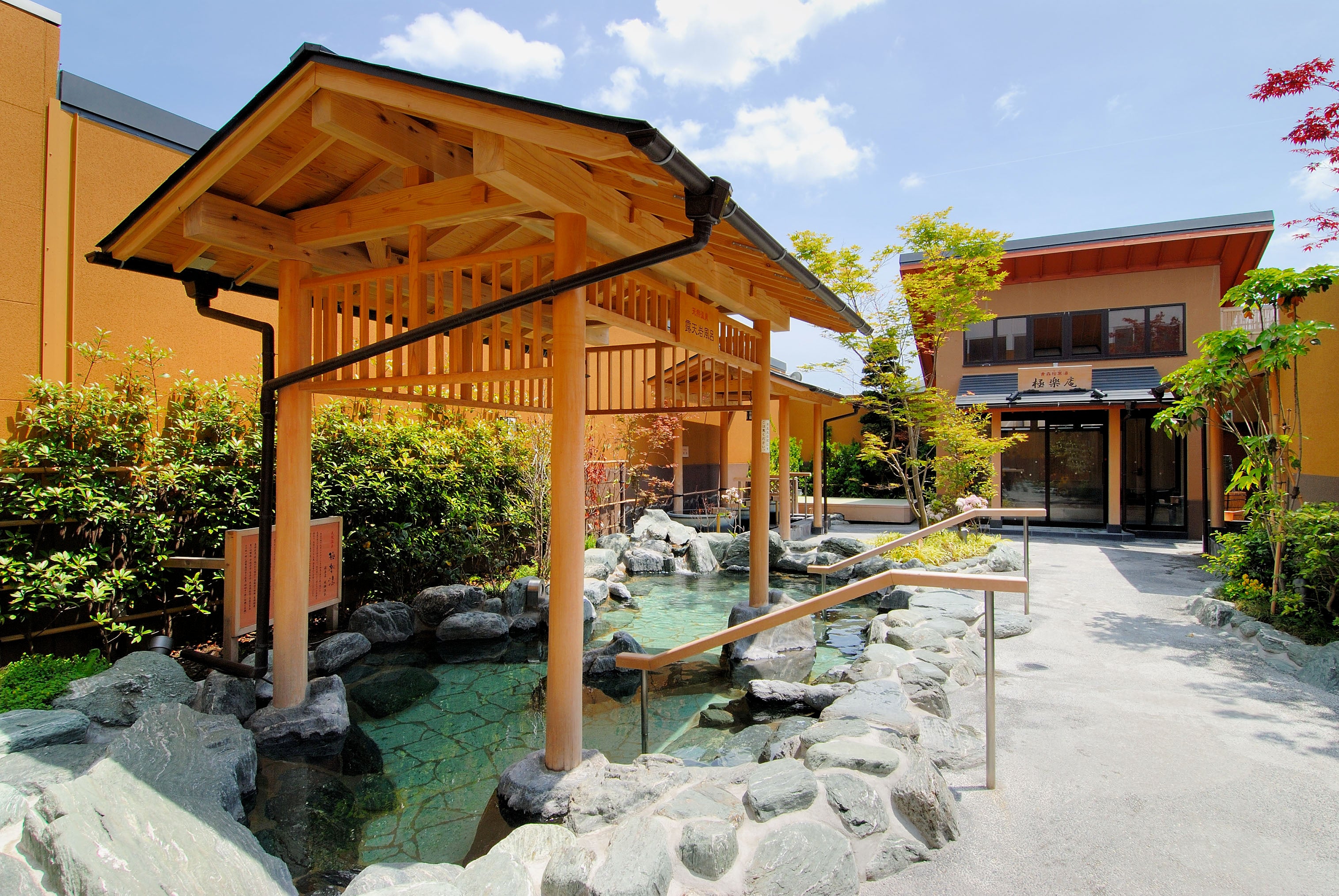 青森市内唯一の高濃度炭酸泉 極楽湯 青森店