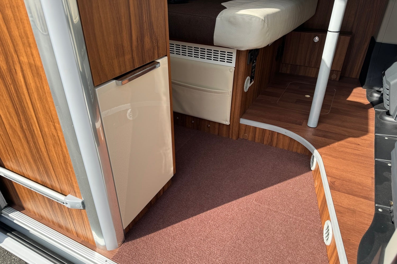 長野県松川町でカーシェア・レンタルする「フィアット・デュカト・リビングストーン」内装