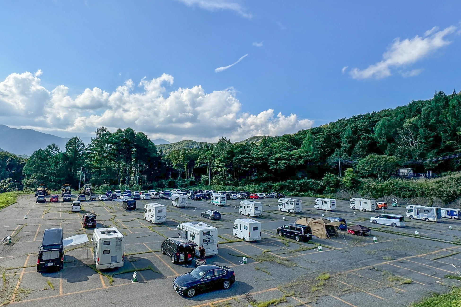 「NEW ACOUSTIC CAMP 2024」で動くホテルとして利活用されたキャンピングカー(群馬県)